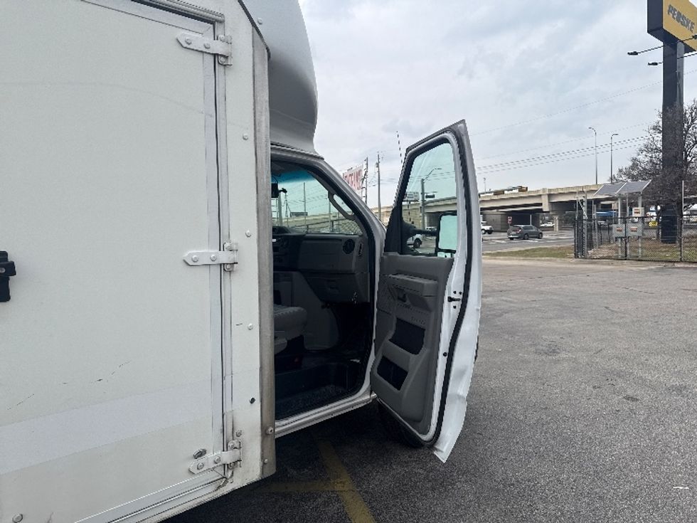 Light Duty Box Truck-Light and Medium Duty Trucks-Ford-2022-E350-San Antonio-TX-172,430\n\t\tmiles-$ 18,750 - Image 18