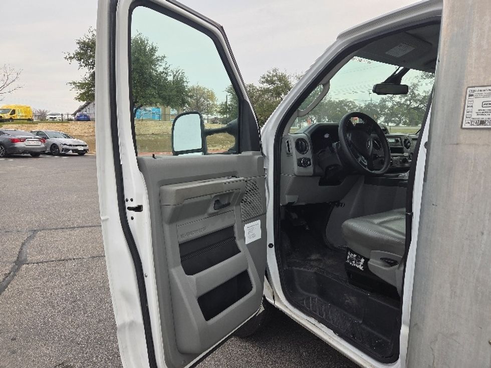 Light Duty Box Truck-Light and Medium Duty Trucks-Ford-2022-E350-San Antonio-TX-89,448\n\t\tmiles-$ 32,000 - Image 16