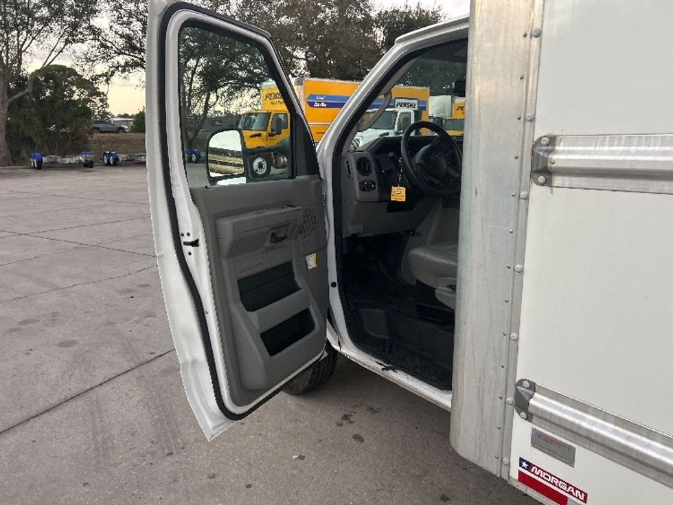 Light Duty Box Truck-Light and Medium Duty Trucks-Ford-2022-E350-Sarasota-FL-104,102\n\t\tmiles-$ 31,500 - Image 16