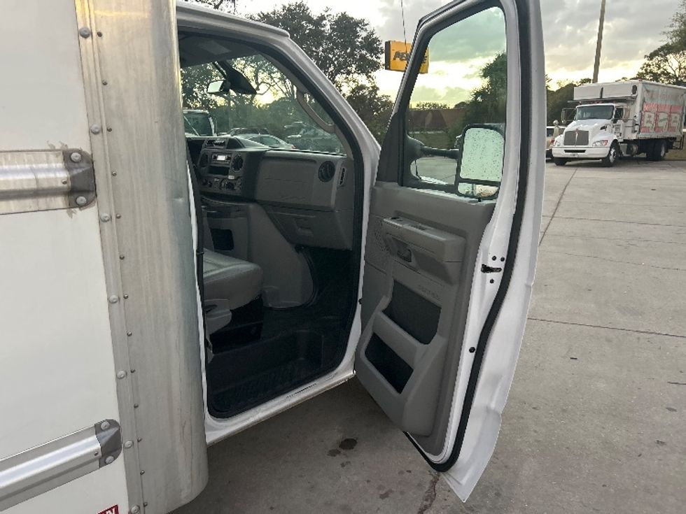 Light Duty Box Truck-Light and Medium Duty Trucks-Ford-2022-E350-Sarasota-FL-104,102\n\t\tmiles-$ 31,500 - Image 20