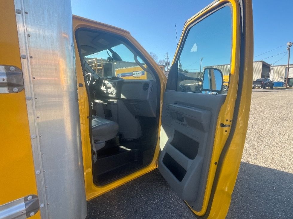 Light Duty Box Truck-Light and Medium Duty Trucks-Ford-2022-E350-Shreveport-LA-71,722\n\t\tmiles-$ 35,500 - Image 20