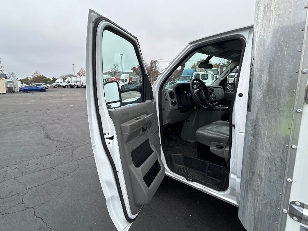 Light Duty Box Truck-Light and Medium Duty Trucks-Ford-2022-E350-Stockton-CA-106,382\n\t\tmiles-$ 31,000 - Image 14