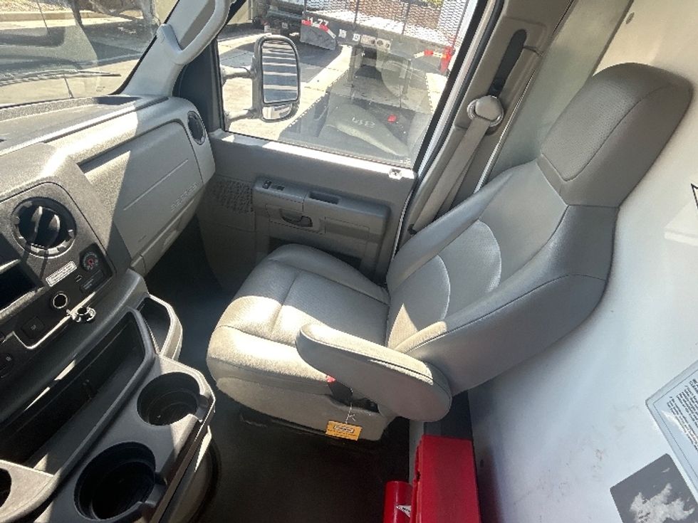 Light Duty Box Truck-Light and Medium Duty Trucks-Ford-2022-E350-Sun Valley-CA-134,559\n\t\tmiles-$ 26,250 - Image 19