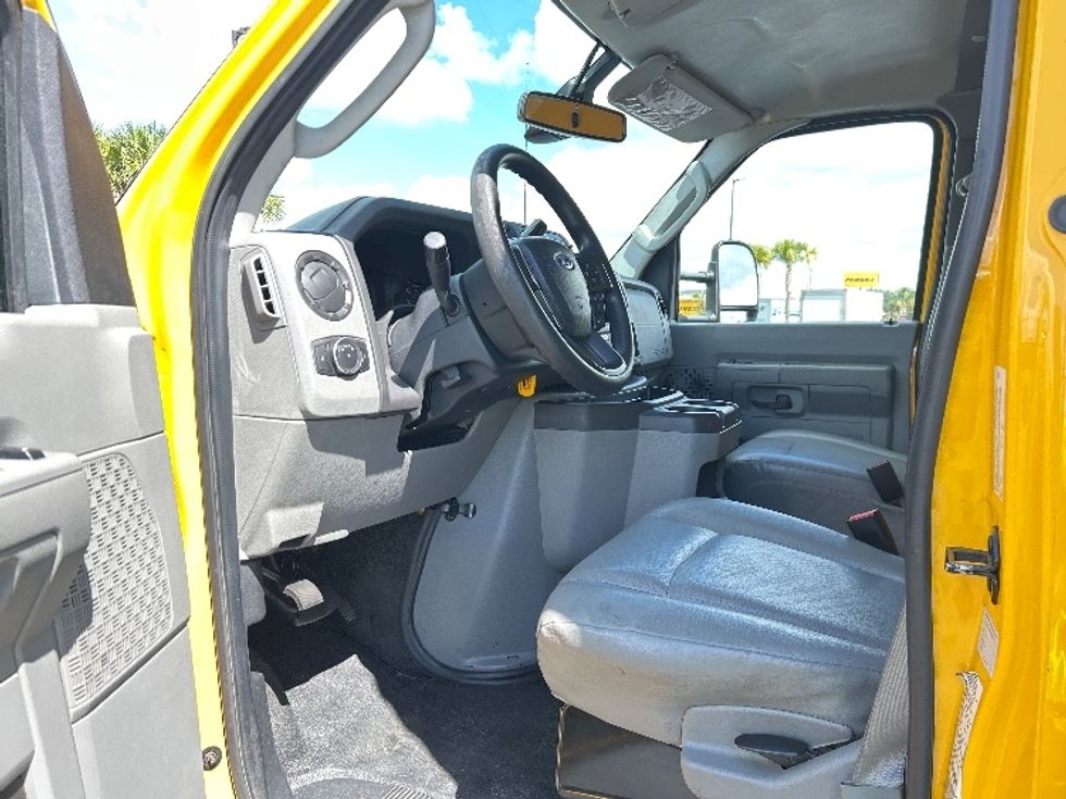 Light Duty Box Truck-Light and Medium Duty Trucks-Ford-2022-E350-Tampa-FL-154,812\n\t\tmiles-$ 18,500 - Image 16