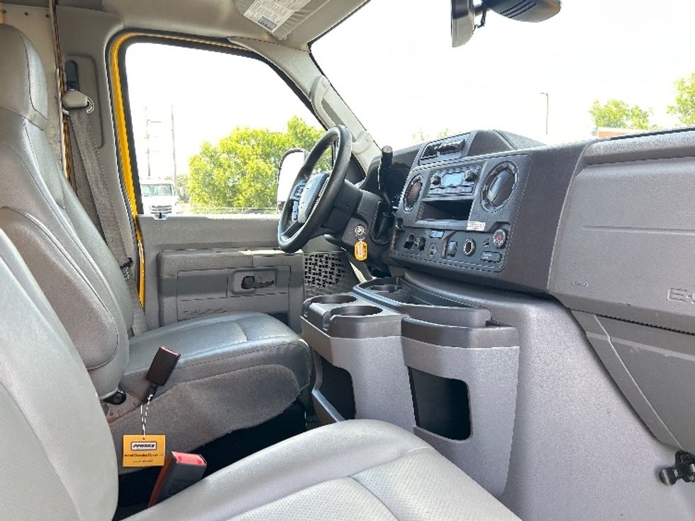 Light Duty Box Truck-Light and Medium Duty Trucks-Ford-2022-E350-Tampa-FL-154,812\n\t\tmiles-$ 18,500 - Image 22