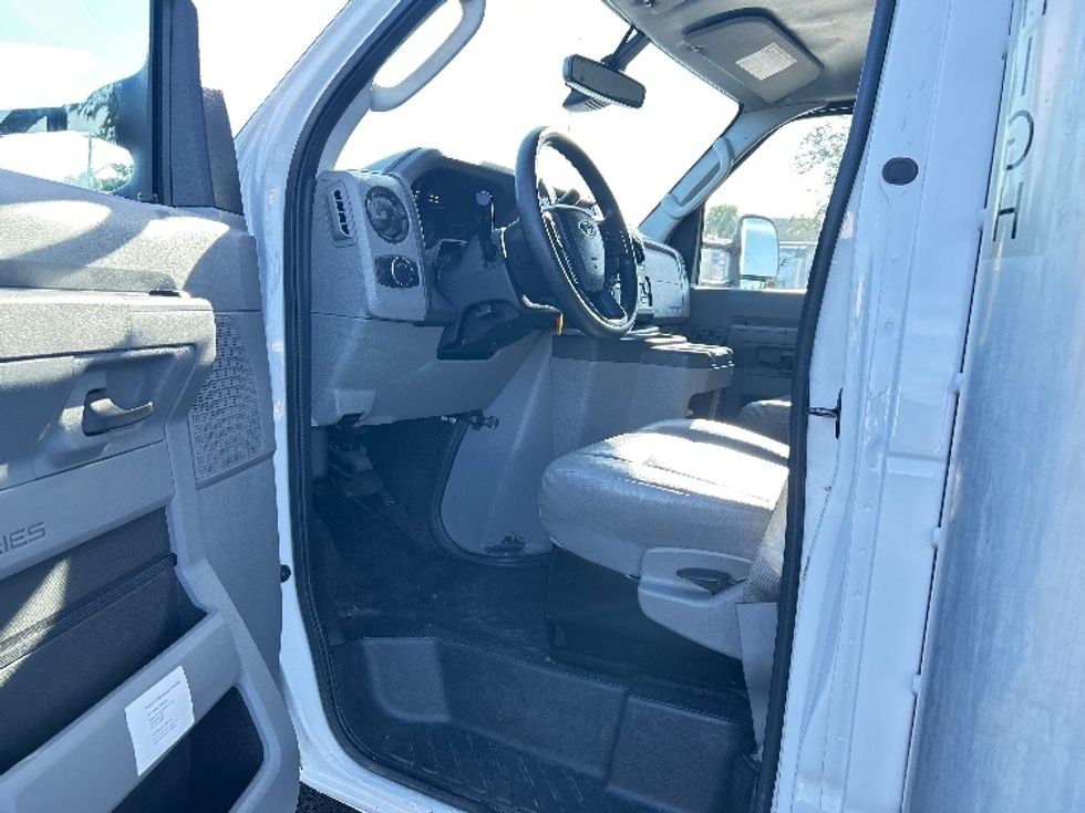 Light Duty Box Truck-Light and Medium Duty Trucks-Ford-2022-E350-Tampa-FL-166,239\n\t\tmiles-$ 19,250 - Image 16