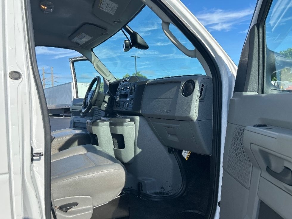 Light Duty Box Truck-Light and Medium Duty Trucks-Ford-2022-E350-Tampa-FL-166,239\n\t\tmiles-$ 19,250 - Image 20
