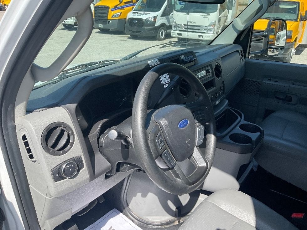 Light Duty Box Truck-Light and Medium Duty Trucks-Ford-2022-E350-Tampa-FL-73,577\n\t\tmiles-$ 36,250 - Image 17
