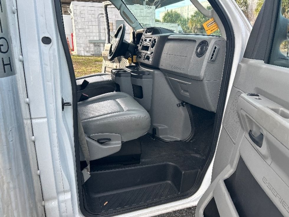 Light Duty Box Truck-Light and Medium Duty Trucks-Ford-2022-E350-Tampa-FL-89,175\n\t\tmiles-$ 33,500 - Image 20