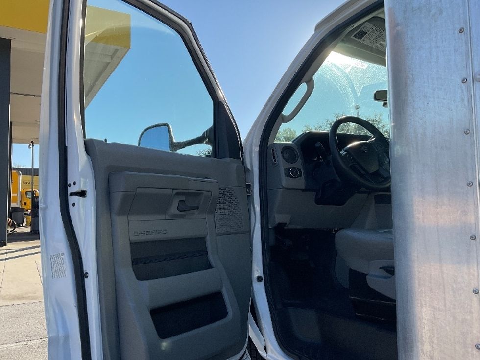 Light Duty Box Truck-Light and Medium Duty Trucks-Ford-2022-E350-Tampa-FL-92,640\n\t\tmiles-$ 33,250 - Image 16