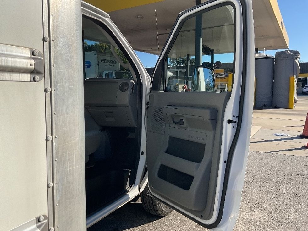 Light Duty Box Truck-Light and Medium Duty Trucks-Ford-2022-E350-Tampa-FL-92,640\n\t\tmiles-$ 33,250 - Image 20