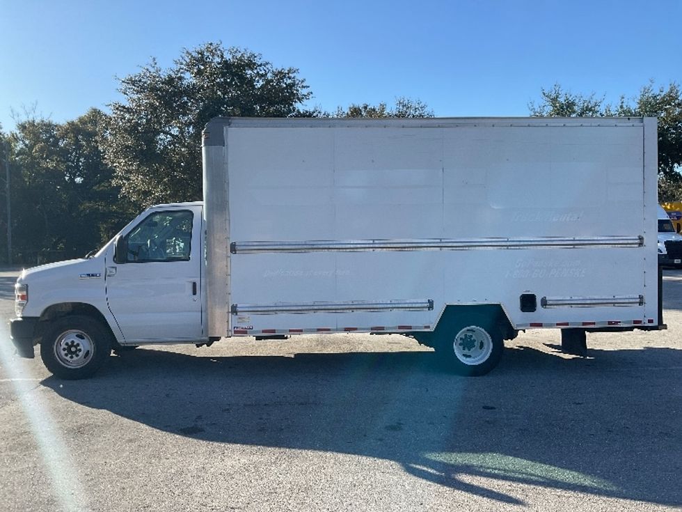 Light Duty Box Truck-Light and Medium Duty Trucks-Ford-2022-E350-Tampa-FL-92,640\n\t\tmiles-$ 33,250 - Image 4