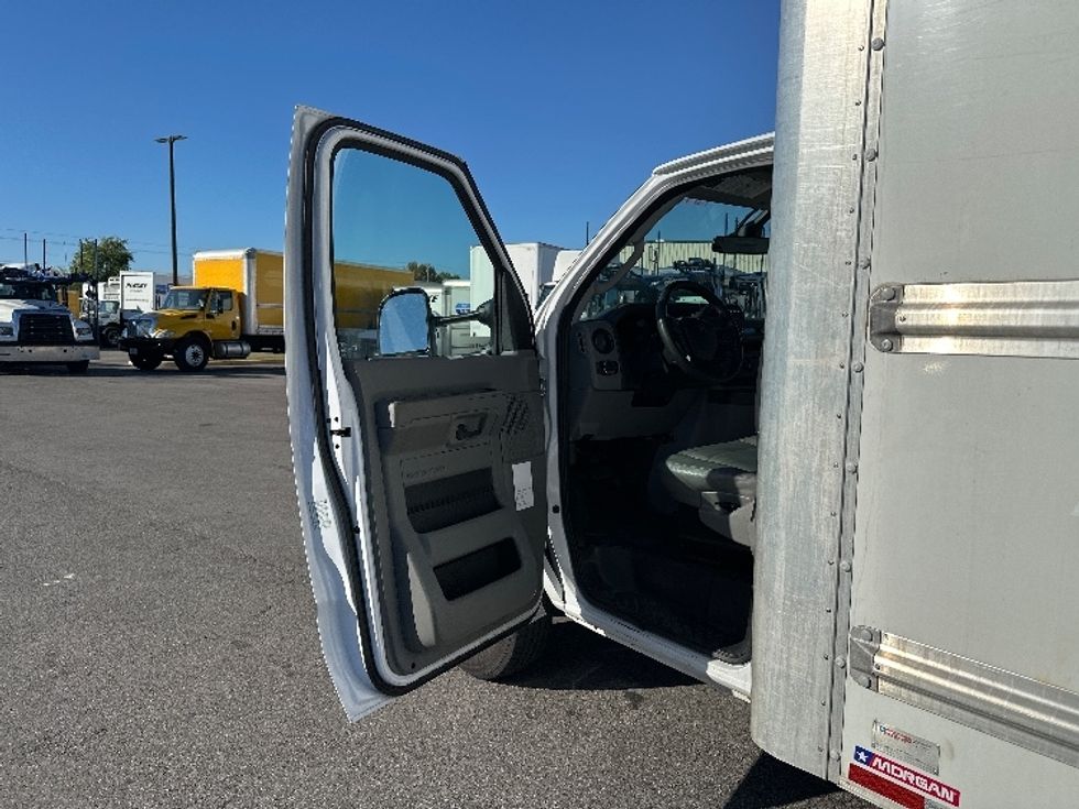 Light Duty Box Truck-Light and Medium Duty Trucks-Ford-2022-E350-Tampa-FL-99,330\n\t\tmiles-$ 32,250 - Image 16
