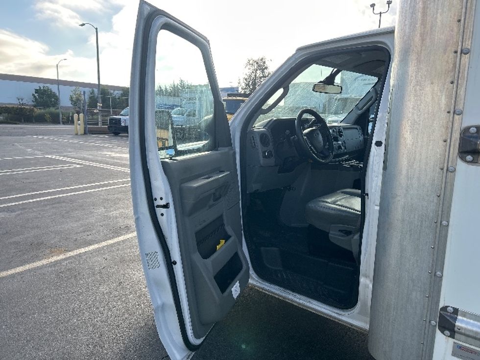 Light Duty Box Truck-Light and Medium Duty Trucks-Ford-2022-E350-Torrance-CA-106,574\n\t\tmiles-$ 29,250 - Image 16