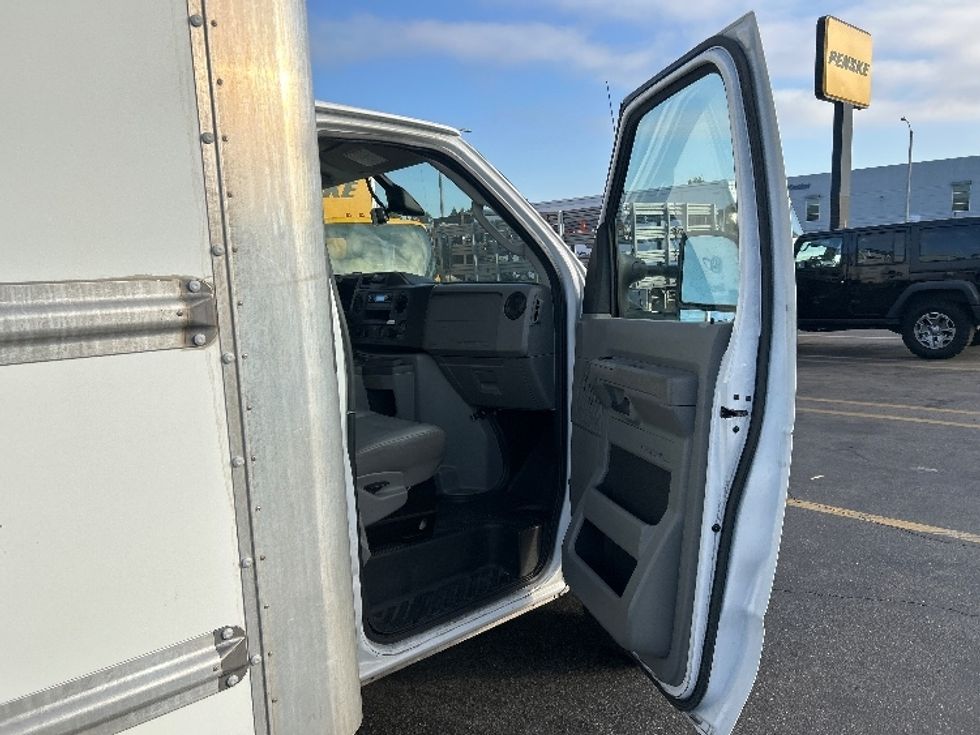 Light Duty Box Truck-Light and Medium Duty Trucks-Ford-2022-E350-Torrance-CA-106,574\n\t\tmiles-$ 29,250 - Image 20