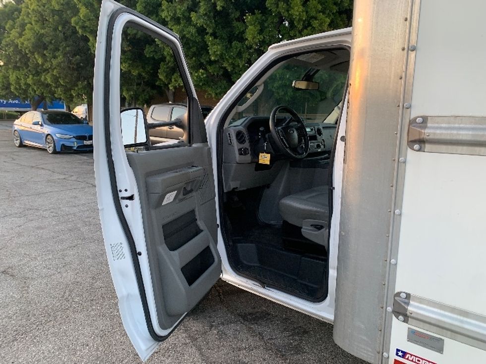 Light Duty Box Truck-Light and Medium Duty Trucks-Ford-2022-E350-Torrance-CA-81,914\n\t\tmiles-$ 34,500 - Image 16