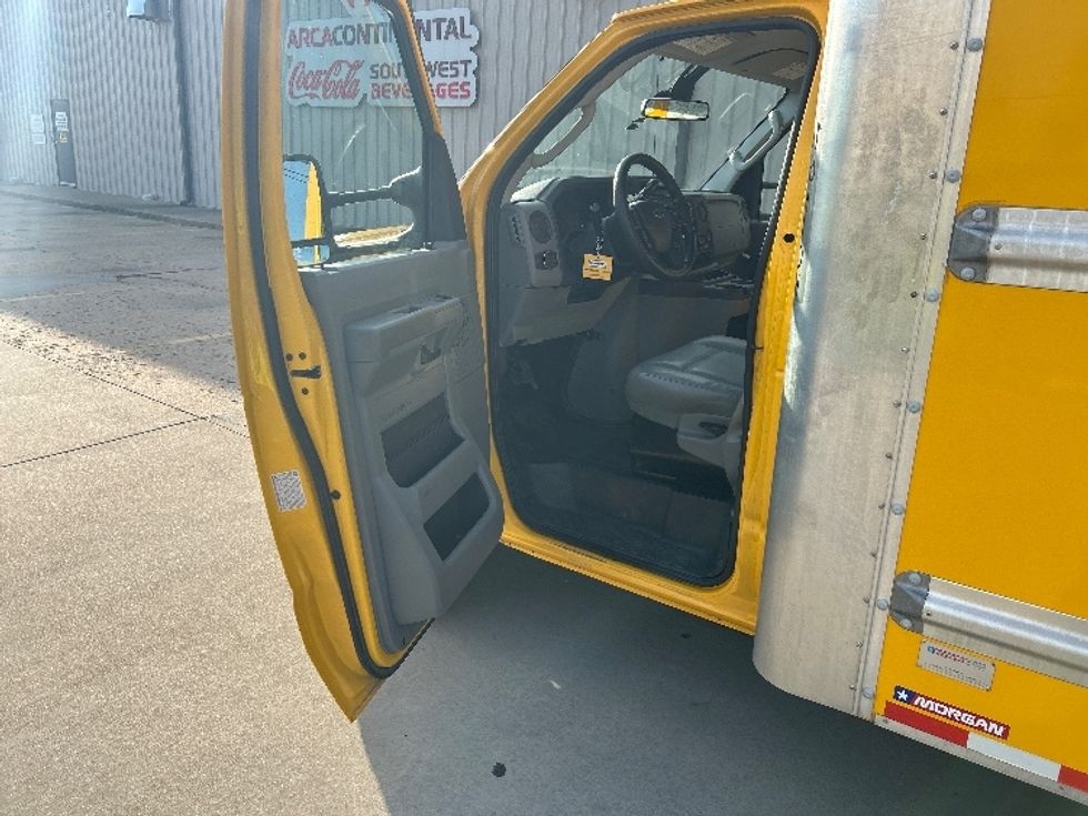 Light Duty Box Truck-Light and Medium Duty Trucks-Ford-2022-E350-Tulsa-OK-104,876\n\t\tmiles-$ 26,000 - Image 16