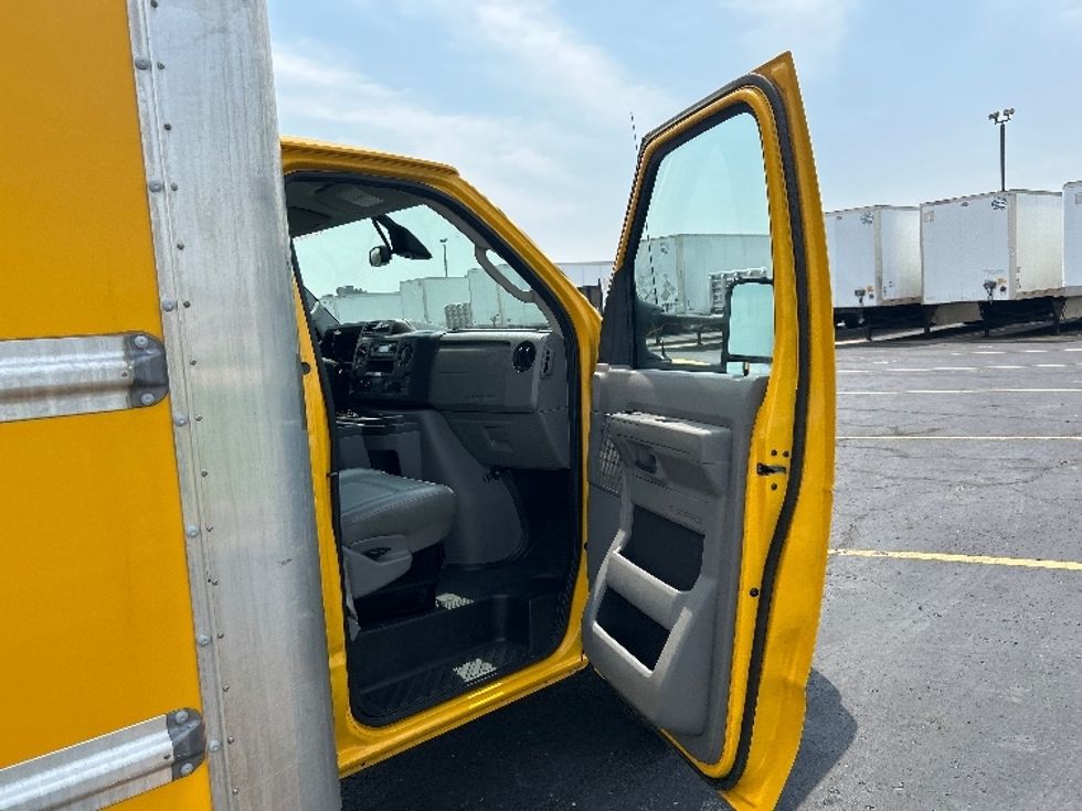 Light Duty Box Truck-Light and Medium Duty Trucks-Ford-2022-E350-Tulsa-OK-89,903\n\t\tmiles-$ 28,500 - Image 20