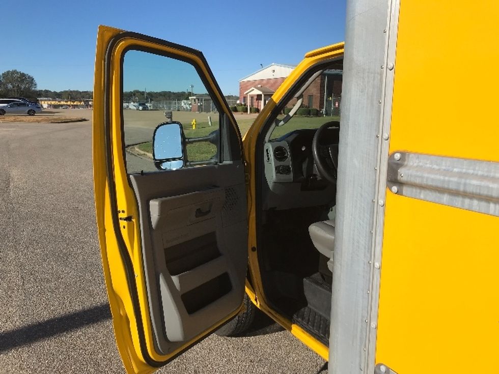 Light Duty Box Truck-Light and Medium Duty Trucks-Ford-2022-E350-Tuscaloosa-AL-101,618\n\t\tmiles-$ 29,000 - Image 16