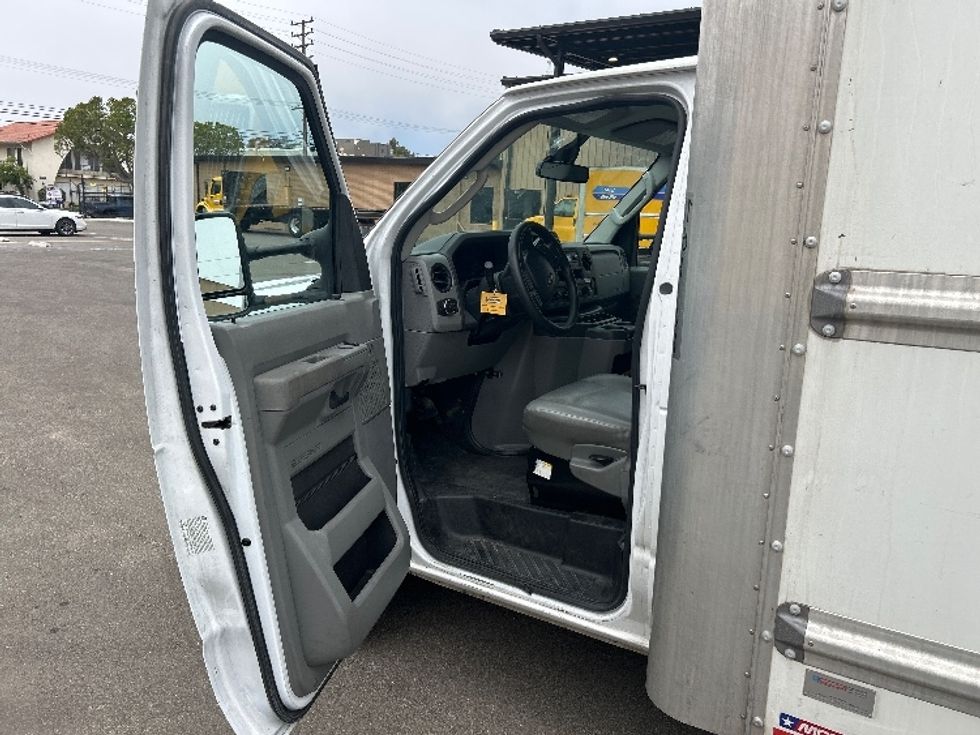 Light Duty Box Truck-Light and Medium Duty Trucks-Ford-2022-E350-Ventura-CA-77,332\n\t\tmiles-$ 34,000 - Image 16