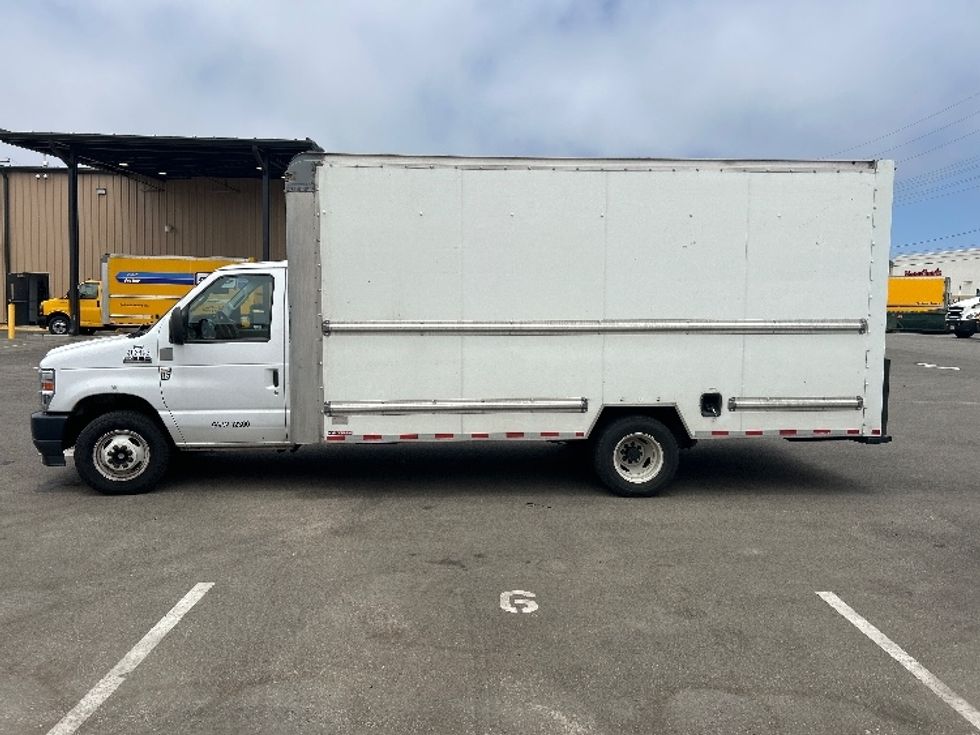 Light Duty Box Truck-Light and Medium Duty Trucks-Ford-2022-E350-Ventura-CA-77,332\n\t\tmiles-$ 34,000 - Image 4