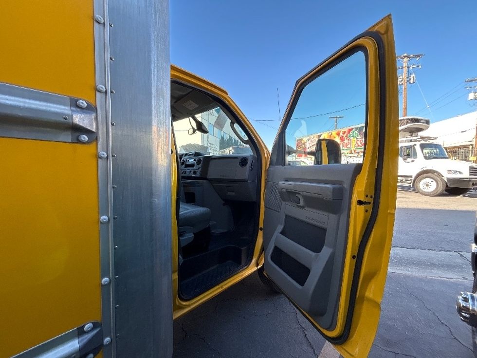 Light Duty Box Truck-Light and Medium Duty Trucks-Ford-2022-E350-Vernon-CA-95,510\n\t\tmiles-$ 29,750 - Image 20