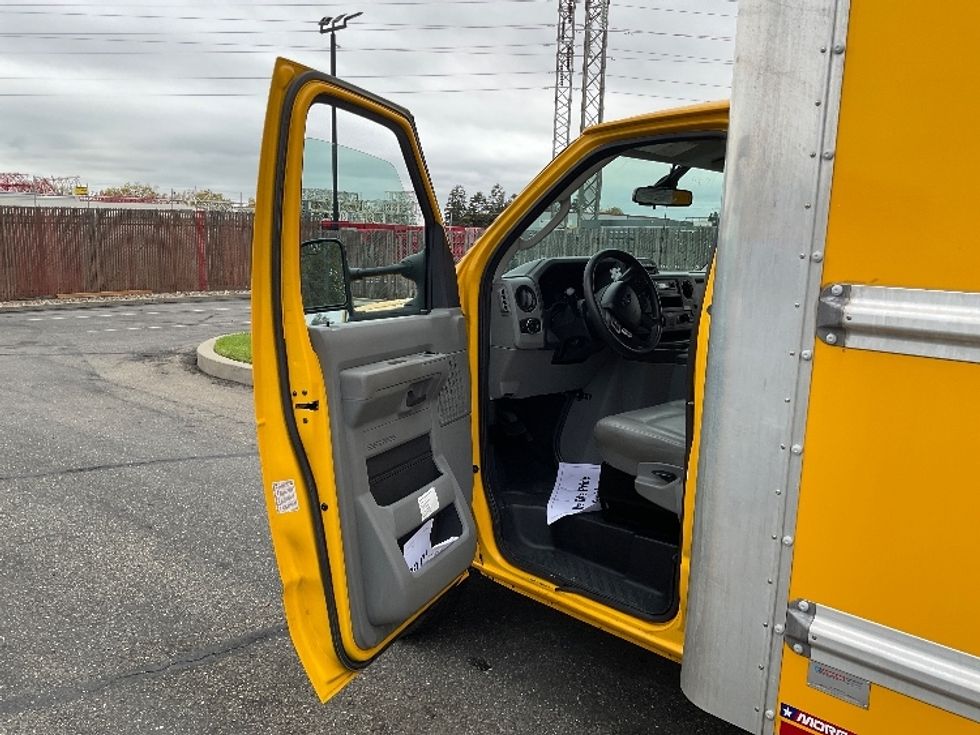 Light Duty Box Truck-Light and Medium Duty Trucks-Ford-2022-E350-West Sacramento-CA-106,211\n\t\tmiles-$ 27,000 - Image 15