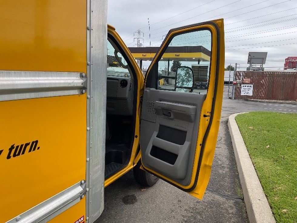 Light Duty Box Truck-Light and Medium Duty Trucks-Ford-2022-E350-West Sacramento-CA-106,211\n\t\tmiles-$ 27,000 - Image 19