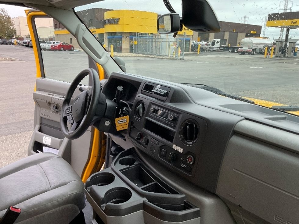 Light Duty Box Truck-Light and Medium Duty Trucks-Ford-2022-E350-West Sacramento-CA-106,211\n\t\tmiles-$ 27,000 - Image 21