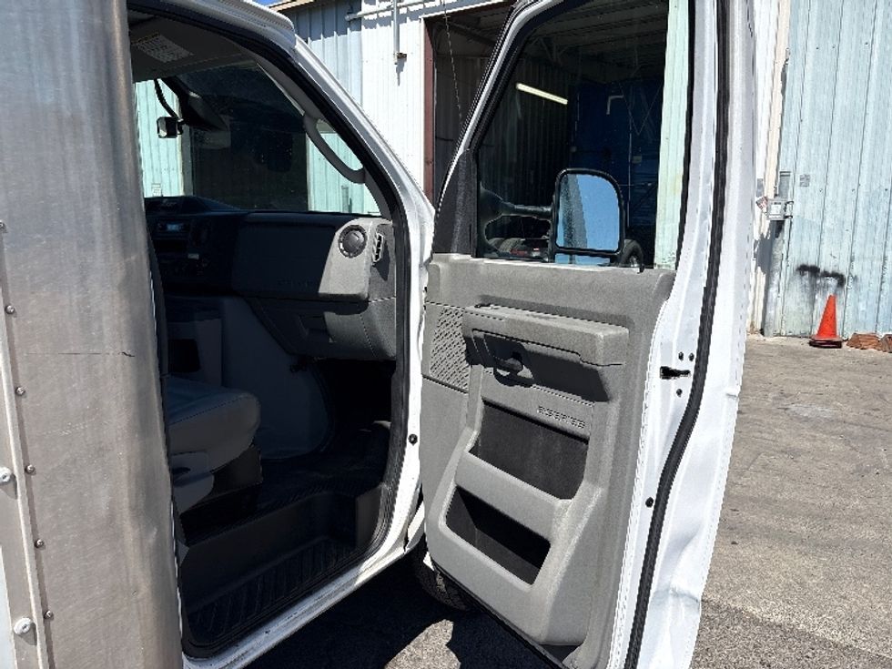 Light Duty Box Truck-Light and Medium Duty Trucks-Ford-2022-E350-West Sacramento-CA-108,048\n\t\tmiles-$ 29,000 - Image 20