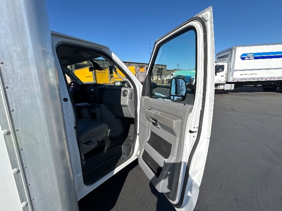 Light Duty Box Truck-Light and Medium Duty Trucks-Ford-2022-E350-West Sacramento-CA-111,616\n\t\tmiles-$ 29,750 - Image 19