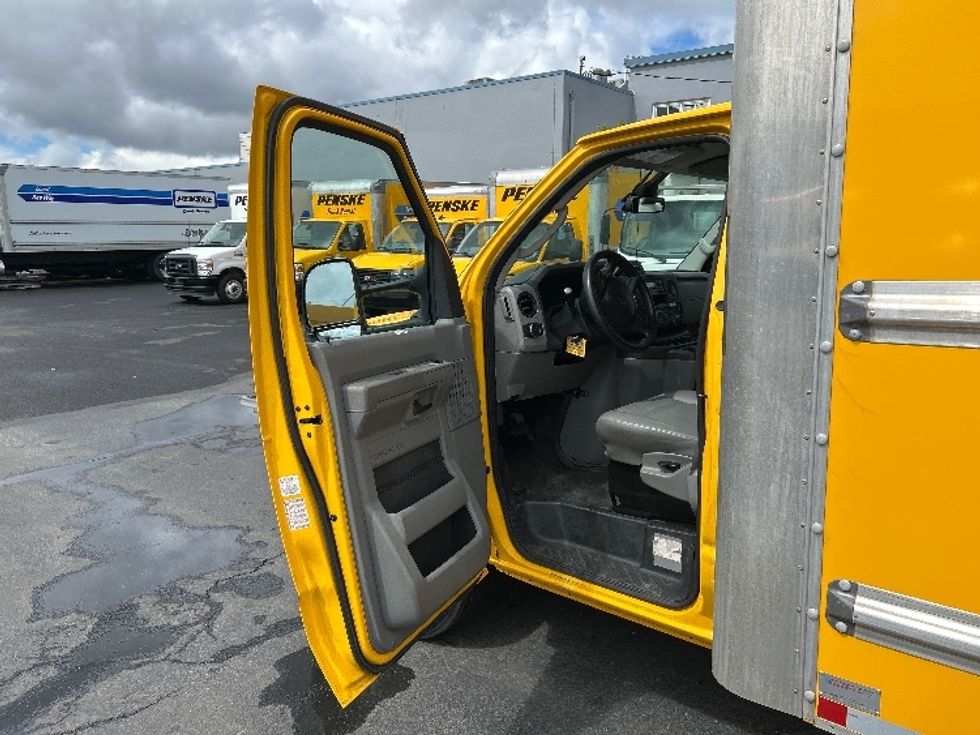 Light Duty Box Truck-Light and Medium Duty Trucks-Ford-2022-E350-West Sacramento-CA-121,025\n\t\tmiles-$ 25,000 - Image 16