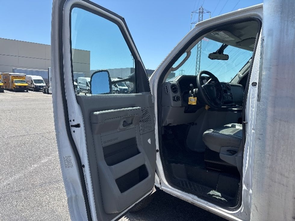 Light Duty Box Truck-Light and Medium Duty Trucks-Ford-2022-E350-West Sacramento-CA-130,407\n\t\tmiles-$ 26,250 - Image 16