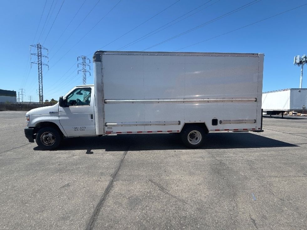 Light Duty Box Truck-Light and Medium Duty Trucks-Ford-2022-E350-West Sacramento-CA-130,407\n\t\tmiles-$ 26,250 - Image 4