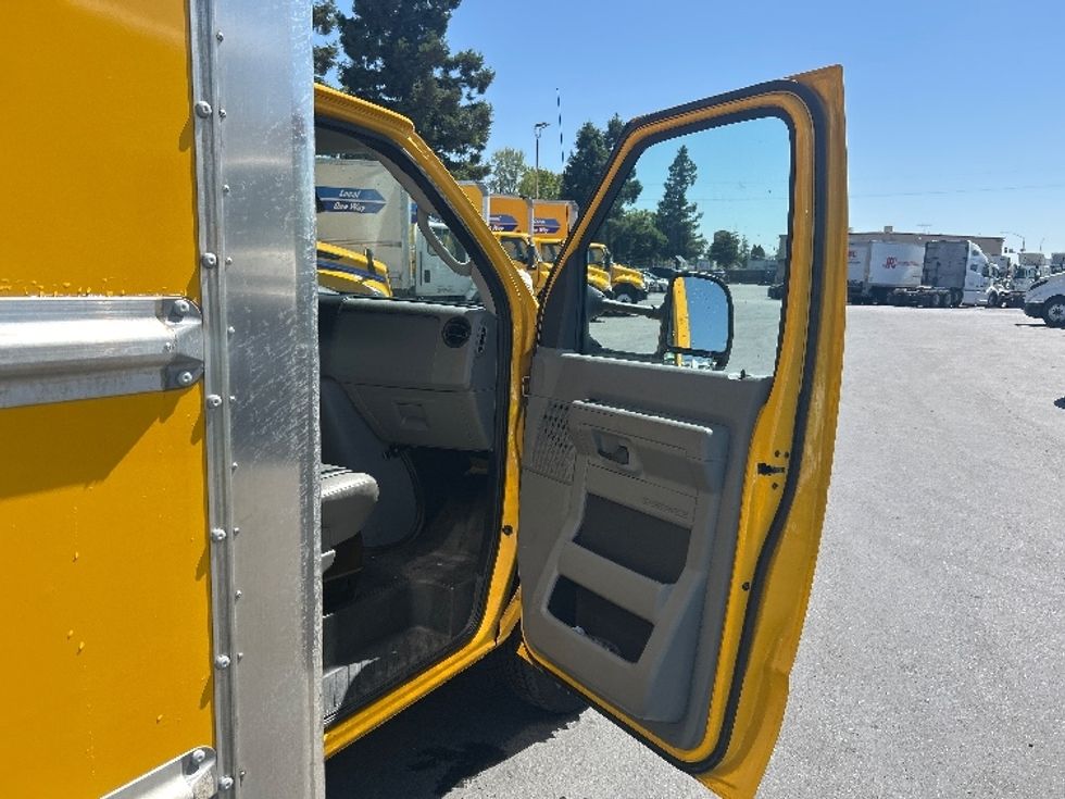 Light Duty Box Truck-Light and Medium Duty Trucks-Ford-2022-E350-West Sacramento-CA-71,066\n\t\tmiles-$ 32,000 - Image 19