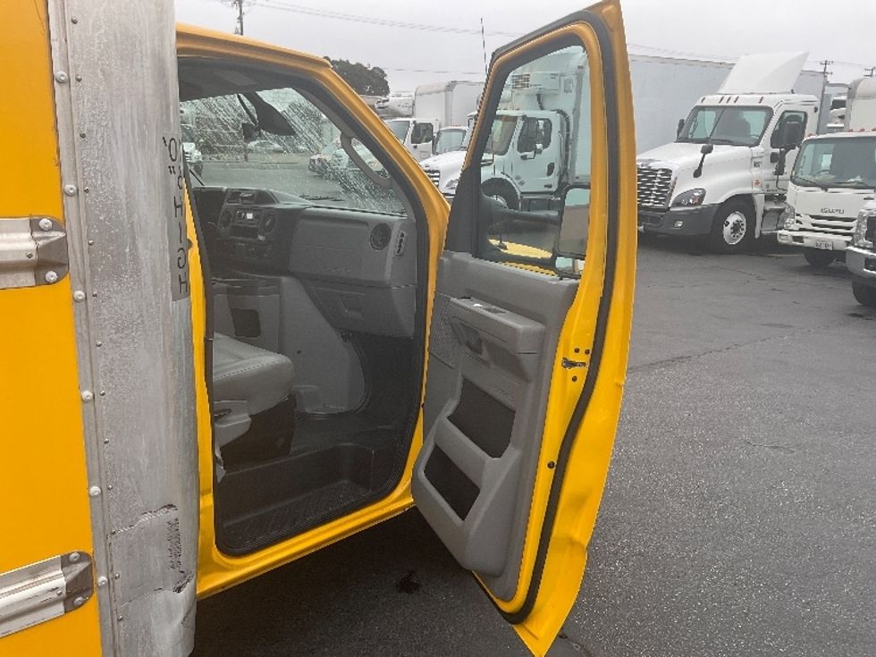 Light Duty Box Truck-Light and Medium Duty Trucks-Ford-2022-E350-West Sacramento-CA-81,736\n\t\tmiles-$ 29,750 - Image 20