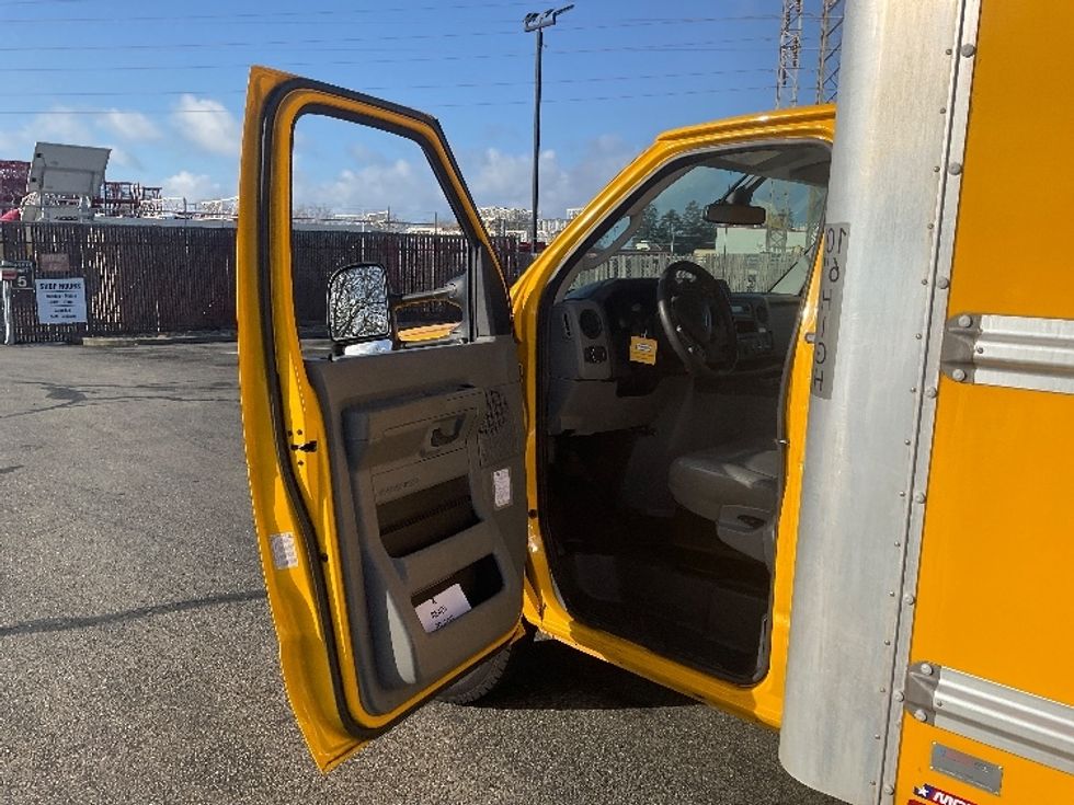Light Duty Box Truck-Light and Medium Duty Trucks-Ford-2022-E350-West Sacramento-CA-87,562\n\t\tmiles-$ 30,750 - Image 15