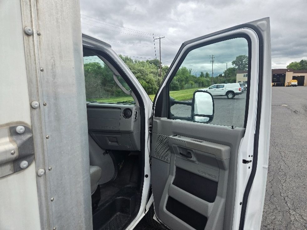 Light Duty Box Truck-Light and Medium Duty Trucks-Ford-2022-E350-White Deer-PA-141,751\n\t\tmiles-$ 23,250 - Image 19