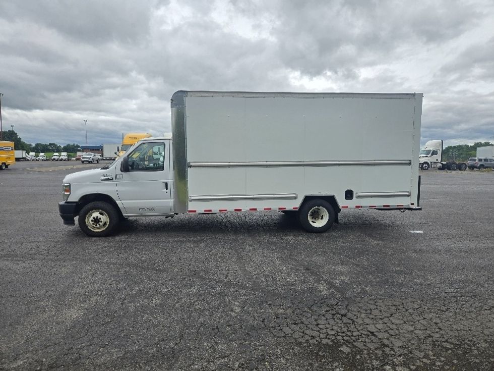 Light Duty Box Truck-Light and Medium Duty Trucks-Ford-2022-E350-White Deer-PA-141,751\n\t\tmiles-$ 23,250 - Image 4