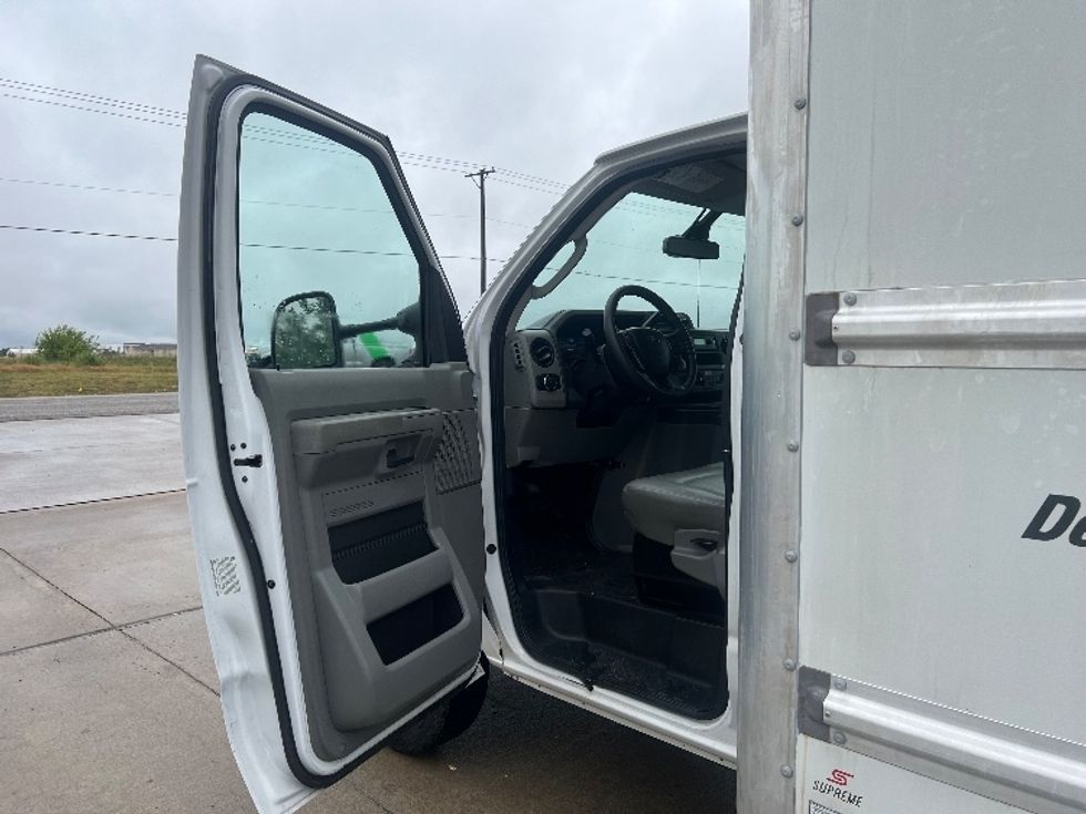 Light Duty Box Truck-Light and Medium Duty Trucks-Ford-2022-E350-Wichita-KS-104,702\n\t\tmiles-$ 35,250 - Image 16