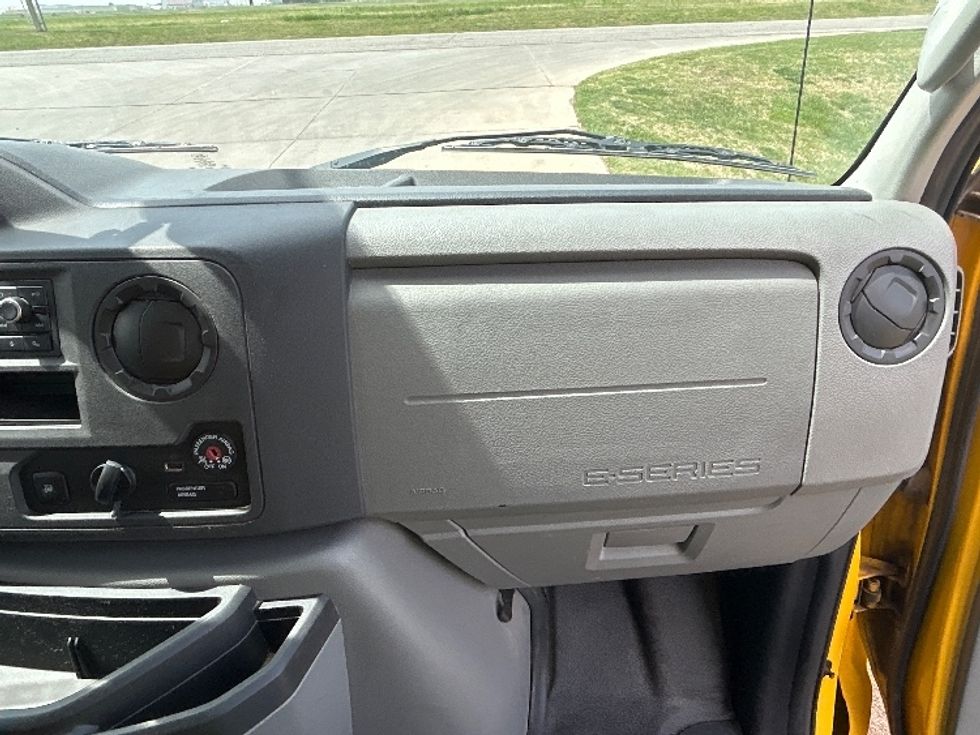 Light Duty Box Truck-Light and Medium Duty Trucks-Ford-2022-E350-Wichita-KS-65,144\n\t\tmiles-$ 31,250 - Image 21