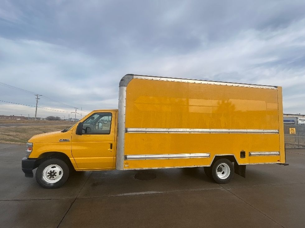 Light Duty Box Truck-Light and Medium Duty Trucks-Ford-2022-E350-Wichita-KS-91,858\n\t\tmiles-$ 28,750 - Image 4