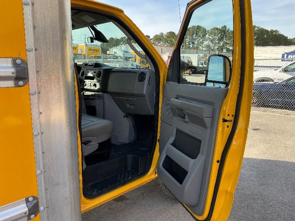 Light Duty Box Truck-Light and Medium Duty Trucks-Ford-2022-E350-Wilmington-NC-93,747\n\t\tmiles-$ 30,500 - Image 20