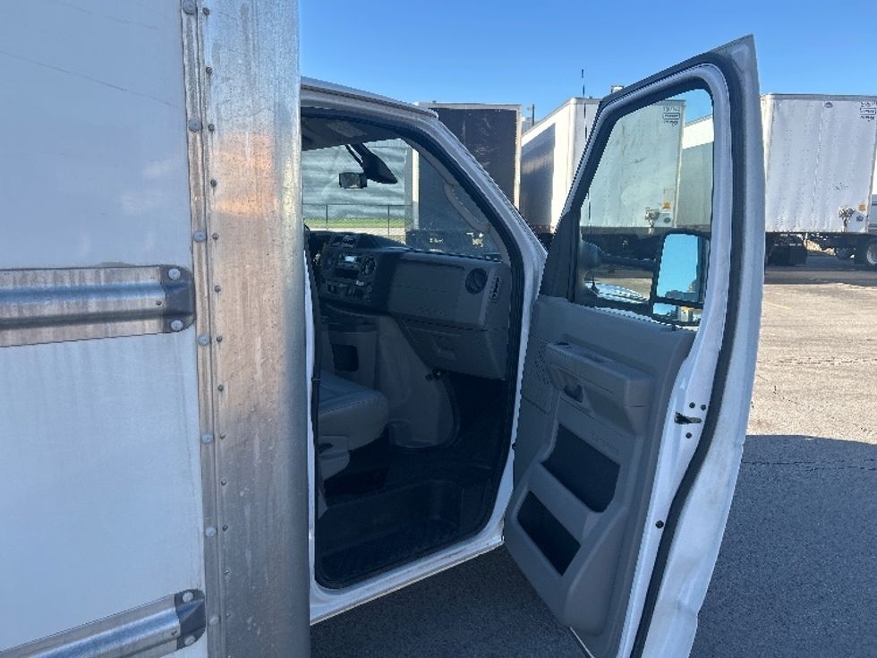 Light Duty Box Truck-Light and Medium Duty Trucks-Ford-2022-E350-Zelienople-PA-74,788\n\t\tmiles-$ 32,750 - Image 19