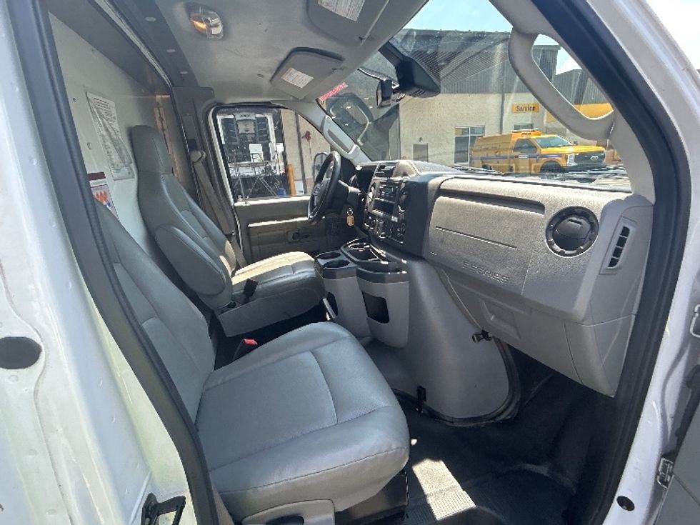 Light Duty Box Truck-Light and Medium Duty Trucks-Ford-2023-E350-Cranbury-NJ-24,942\n\t\tmiles-$ 43,500 - Image 22