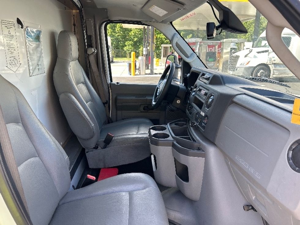 Light Duty Box Truck-Light and Medium Duty Trucks-Ford-2023-E350-Cranbury-NJ-31,464\n\t\tmiles-$ 43,000 - Image 21