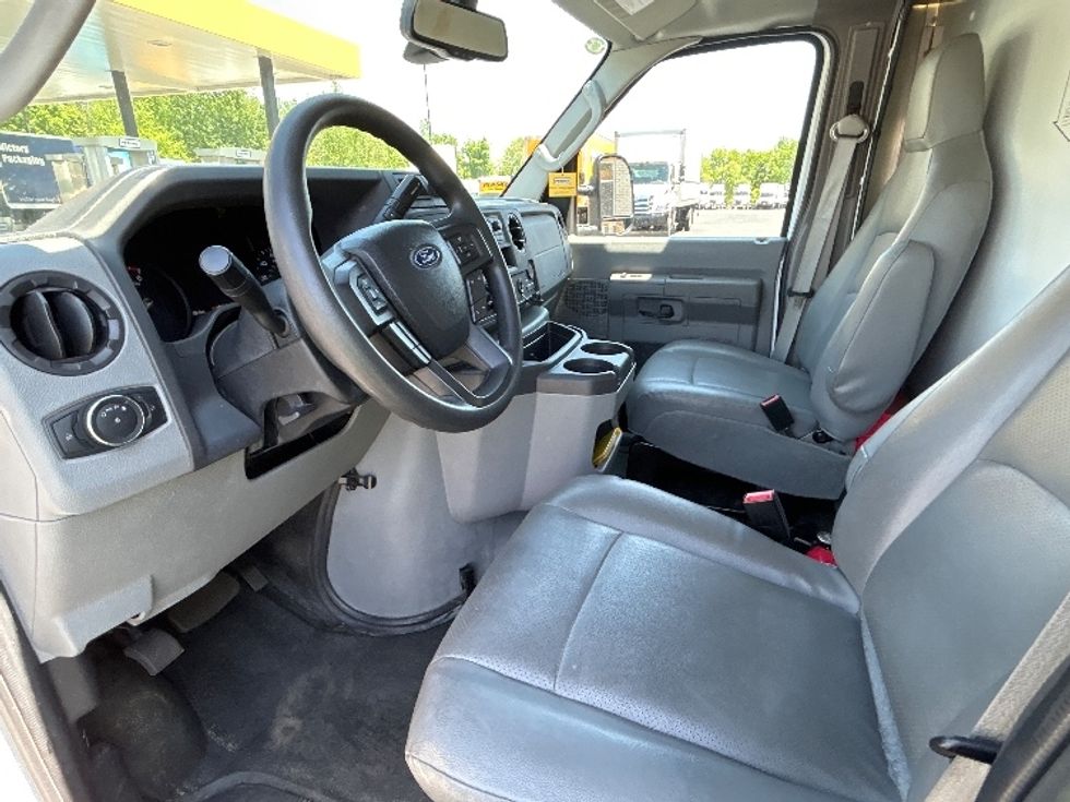 Light Duty Box Truck-Light and Medium Duty Trucks-Ford-2023-E350-Cranbury-NJ-32,396\n\t\tmiles-$ 42,750 - Image 17