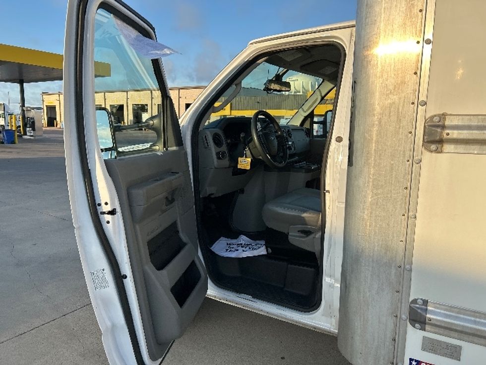 Light Duty Box Truck-Light and Medium Duty Trucks-Ford-2023-E350-Dallas-TX-106,877\n\t\tmiles-$ 31,500 - Image 15