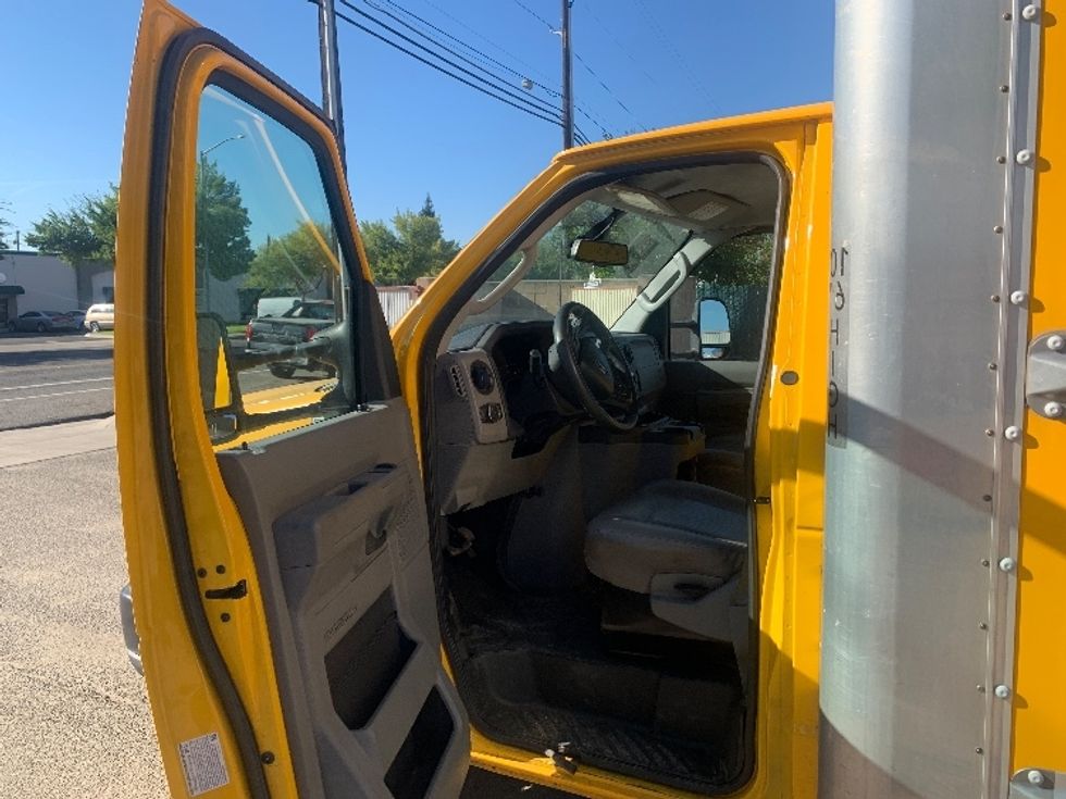 Light Duty Box Truck-Light and Medium Duty Trucks-Ford-2023-E350-Fresno-CA-102,470\n\t\tmiles-$ 29,000 - Image 16