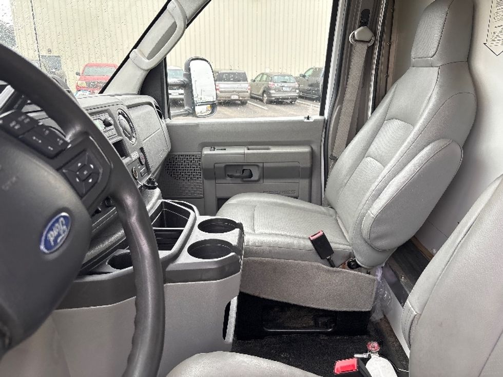 Light Duty Box Truck-Light and Medium Duty Trucks-Ford-2023-E350-Fresno-CA-64,772\n\t\tmiles-$ 41,750 - Image 16